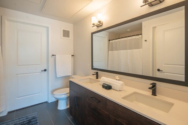 Building Photo - 688 W 1st St