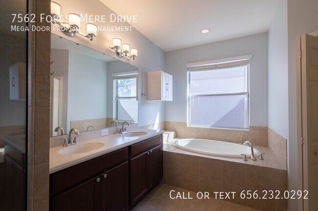 Building Photo - 7562 Forest Mere Dr