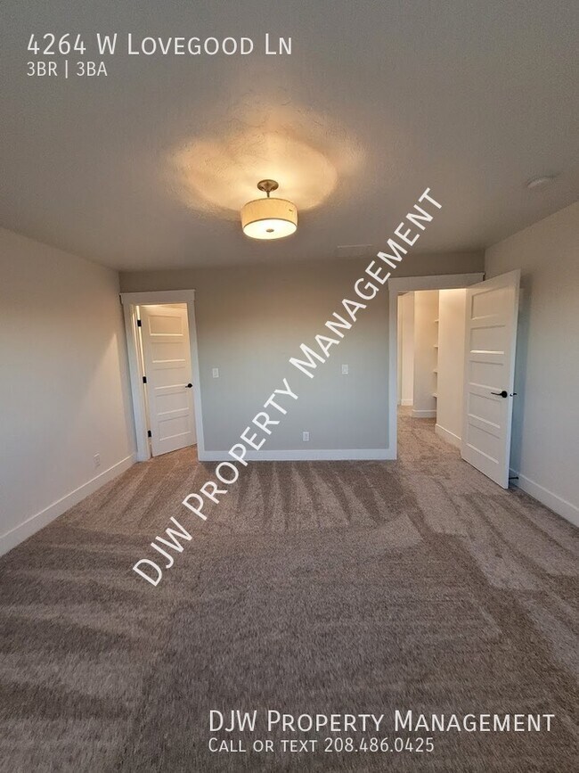 Building Photo - Remarkable Townhome Located in SpurWing He...