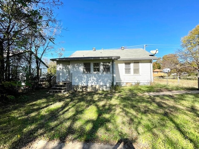 Building Photo - 714 6th Ave NW