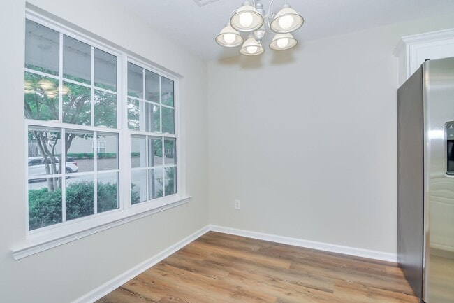 Building Photo - Updated 2 Bed 2 Bath Townhouse!