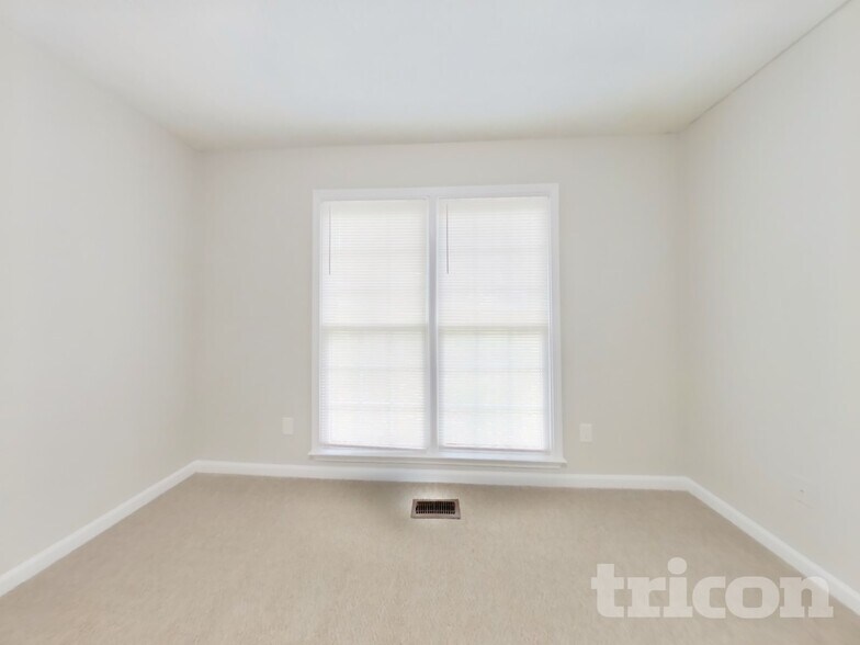 Building Photo - 262 Maplelake Dr