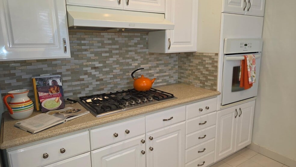kitchen cooktop - 3514 S Burnside Ave