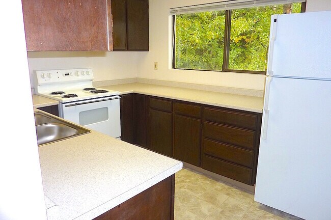 Building Photo - Huge Two Bedroom On the Creek in South Anchorage