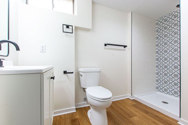 Building Photo - 3 Bedroom / 2 Bath Home with Finished Basment and Washer/Dryer!