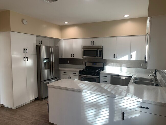 Kitchen - 3520 Pansy Dr