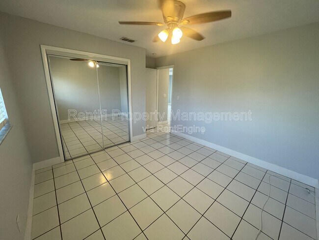 Building Photo - 717 SE 9th St