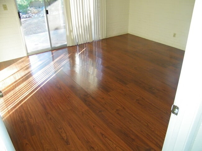 Building Photo - Pending/ Rented - 3 Bed, 2 Bath Tucson Ren...