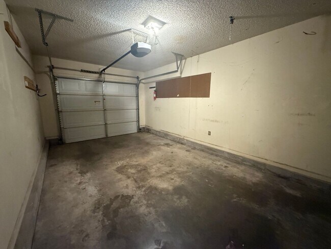 Building Photo - Welcome to this stunning 3-bedroom, 2.5-ba...