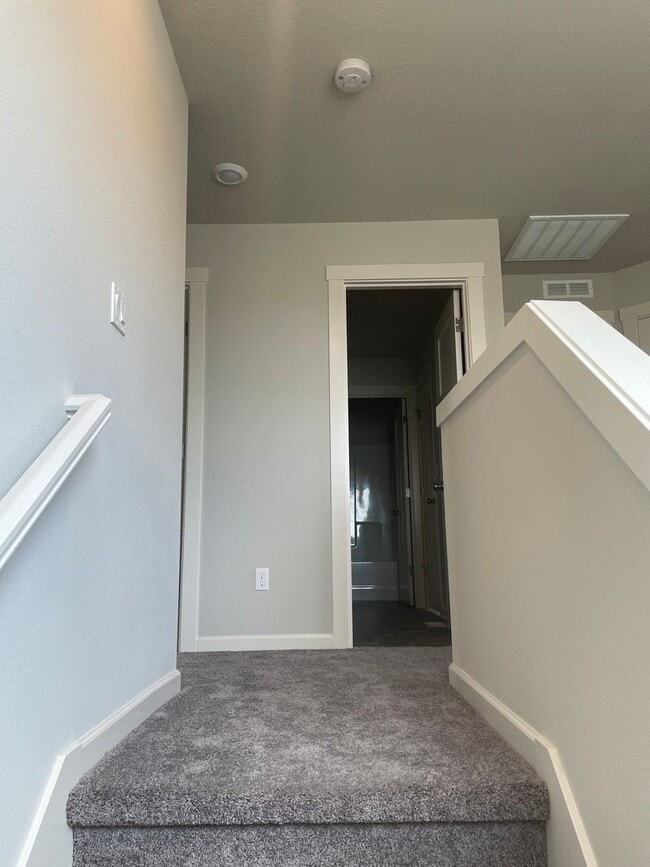 Building Photo - 4 Bed 2.5 Bath Home! Located near the Ridgefield Outdoor Recreation Center, equestrian facilities...