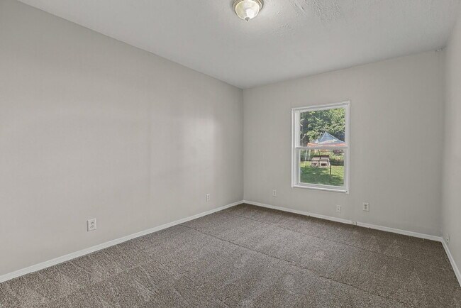 Building Photo - 513 Oak St