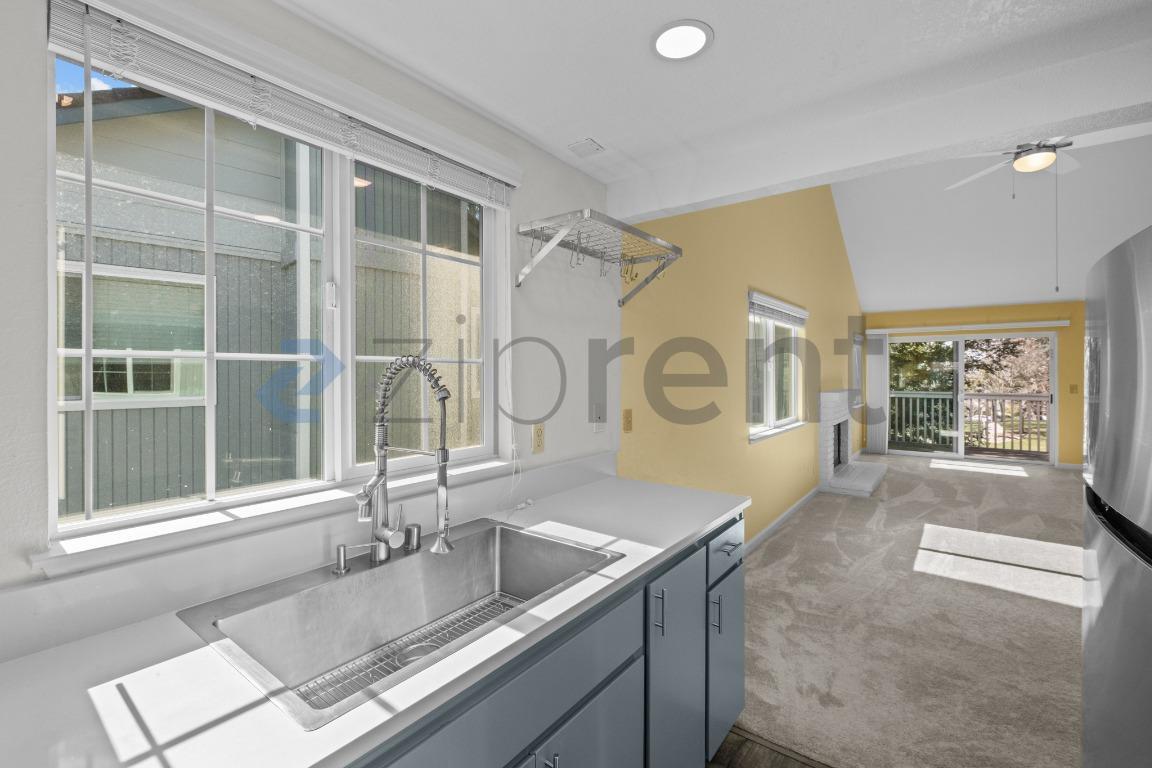 Building Photo - Unit