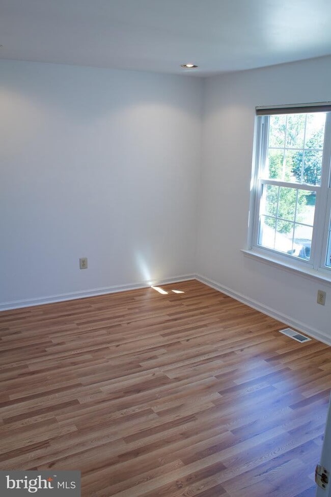Building Photo - 432 Country Club Dr