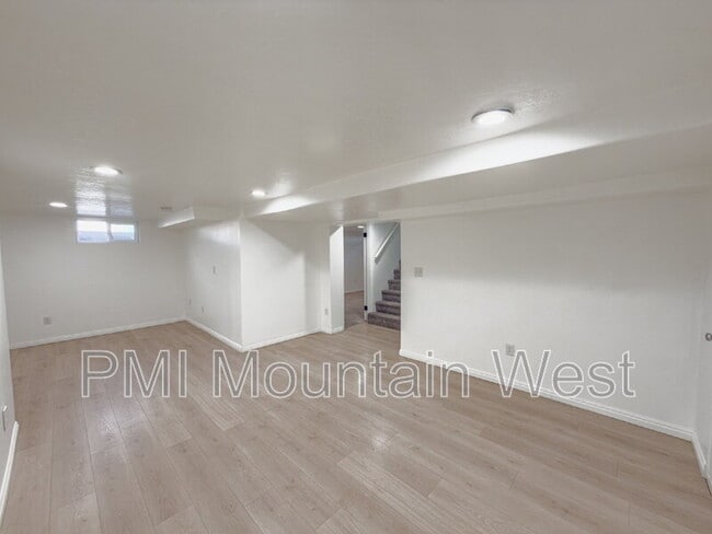 Building Photo - 872 N Main St