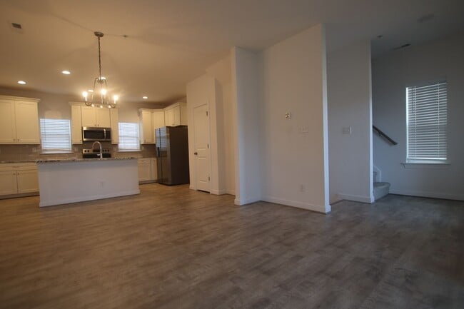 Building Photo - Contemporary 4bd/3.5ba in excellent location