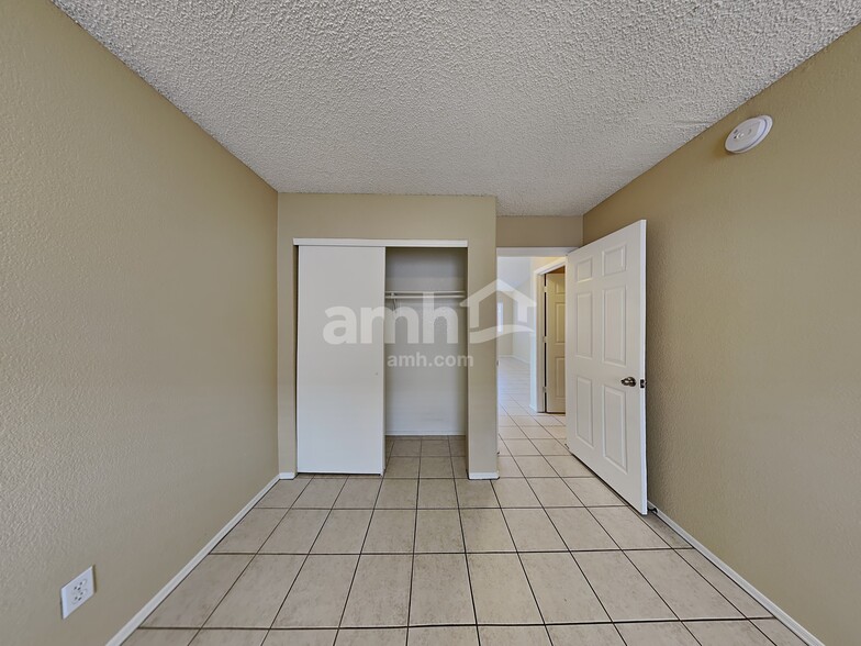 Building Photo - 9050 E Glenmont Dr