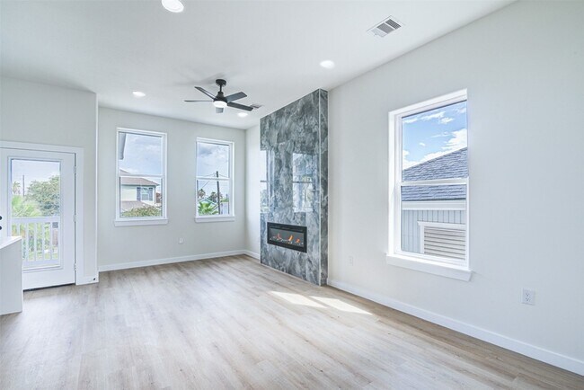 Building Photo - 4025 Avenue M