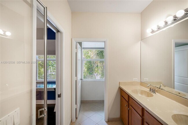 Building Photo - 4025 Cascada Cir