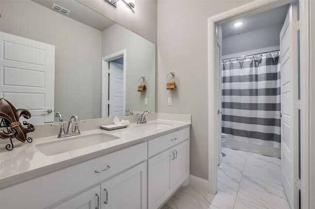 Building Photo - 9767 Maple Hill Ln