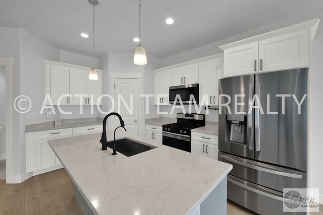 Building Photo - Mid-Row Townhome located in Bluffdale!