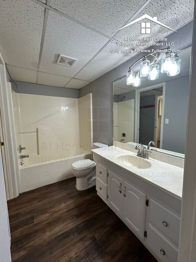 Building Photo - 101 E 10th St