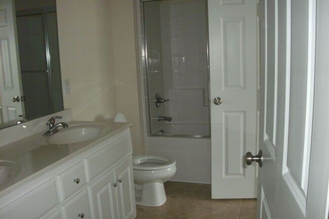 Building Photo - Freshly Painted Large Townhome
