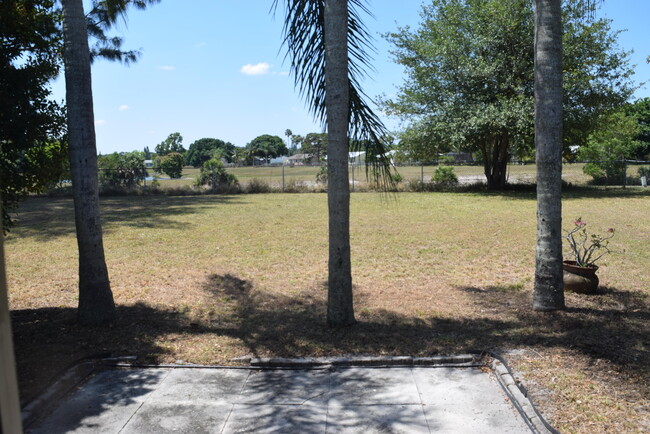 Building Photo - 248 SW Cherryhill Rd