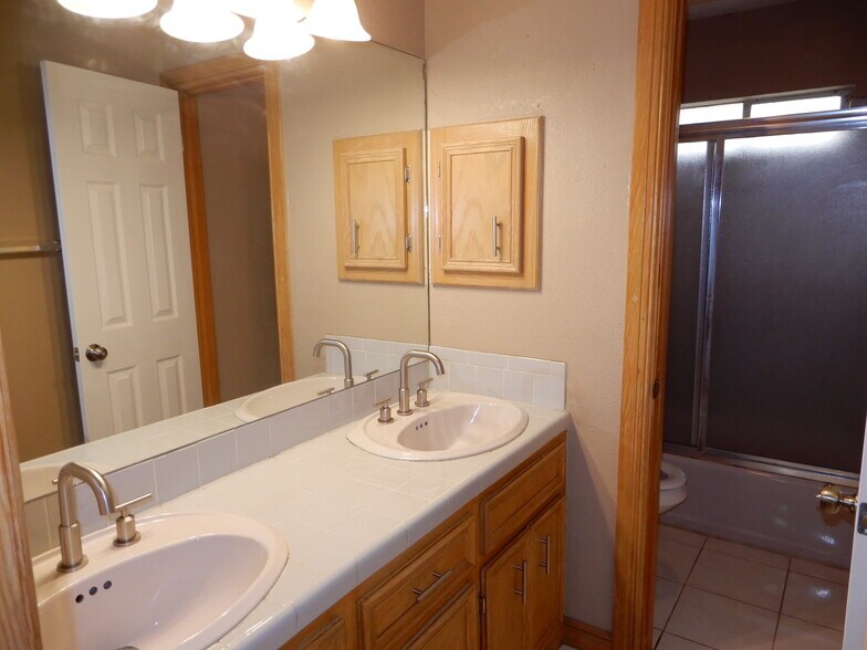 Building Photo - 512 E Yarrow Ave