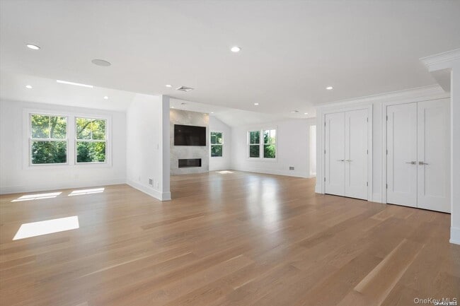 Building Photo - 40 Hewlett Ln