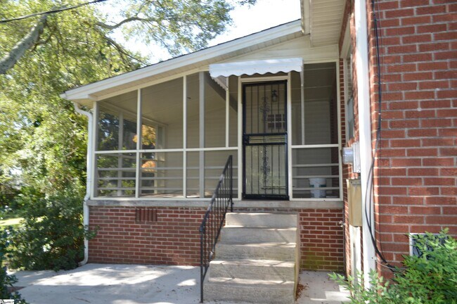 Building Photo - 206 Hillside Dr