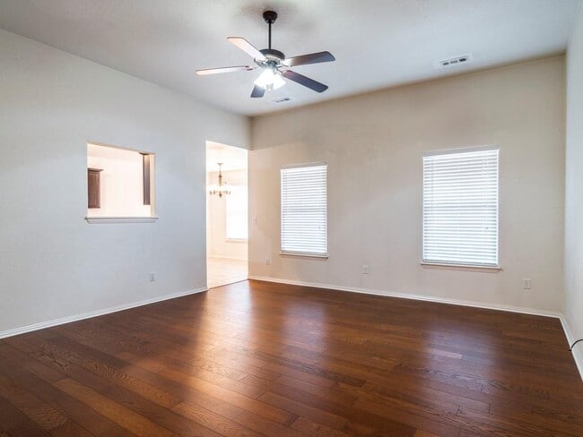 Building Photo - 140 Willow Dr