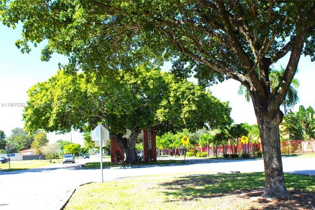 Building Photo - 13685 NE 10th Ave