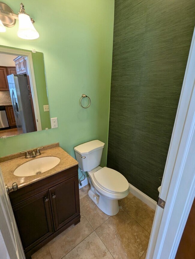 Building Photo - Spacious 2 Bedroom, 2.5 Bathroom Single Family Home (South Side Flats)