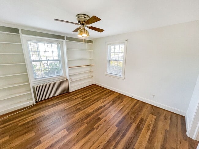 Building Photo - LOCATION LOCATION LOCATION!!! 3 Bedroom/ 2...