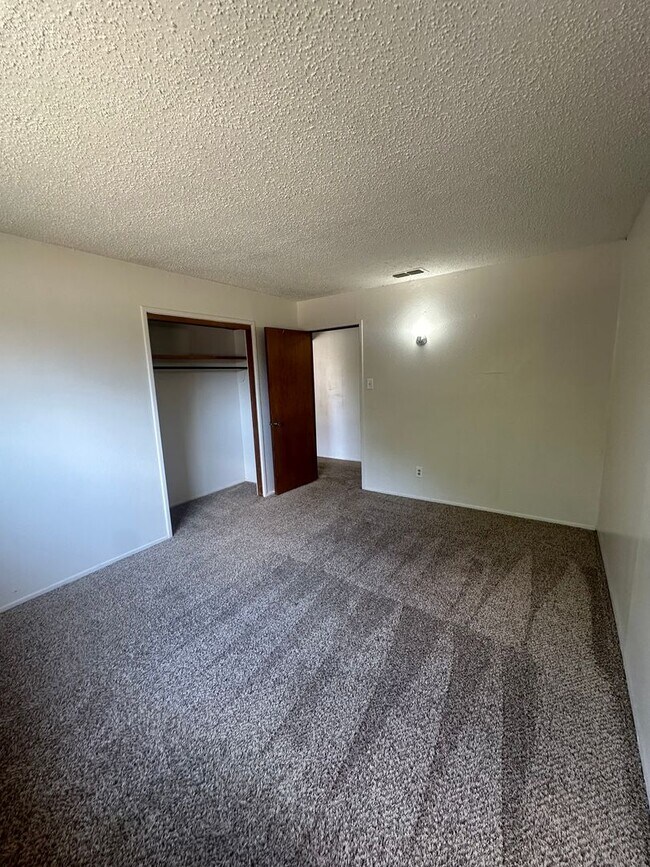 Building Photo - Cozy and Comfortable 3 Bed Home! Sandia Sc...
