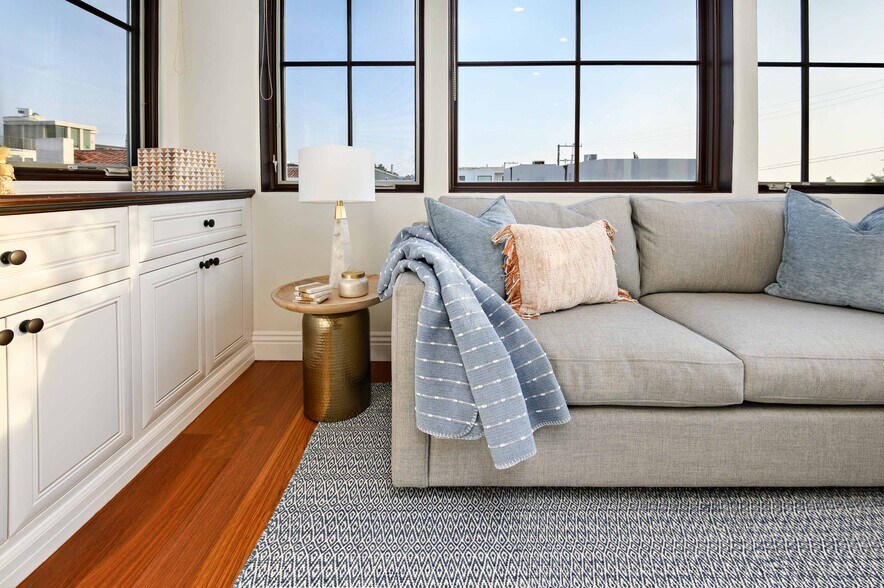 Building Photo - 319 33rd St