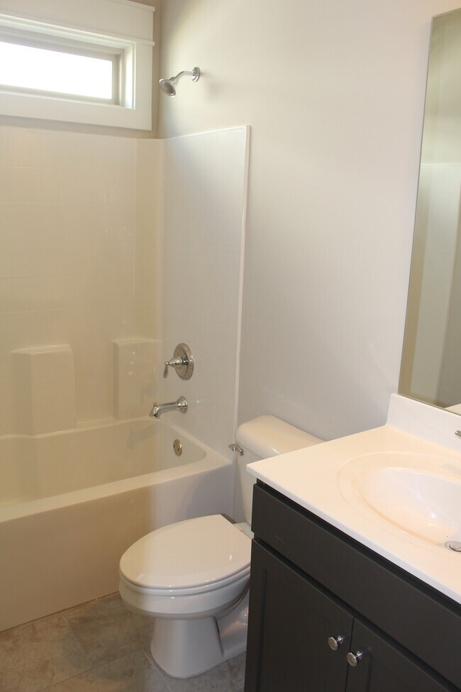 Building Photo - Craftsman-Style Home Minutes From Downtown Birmingham