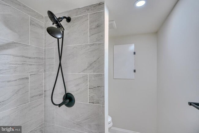 Building Photo - 6504 Rosemont Ave