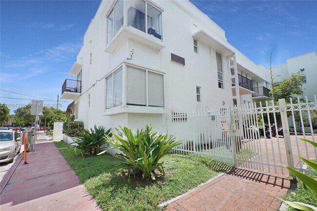 Building Photo - 320 80th St