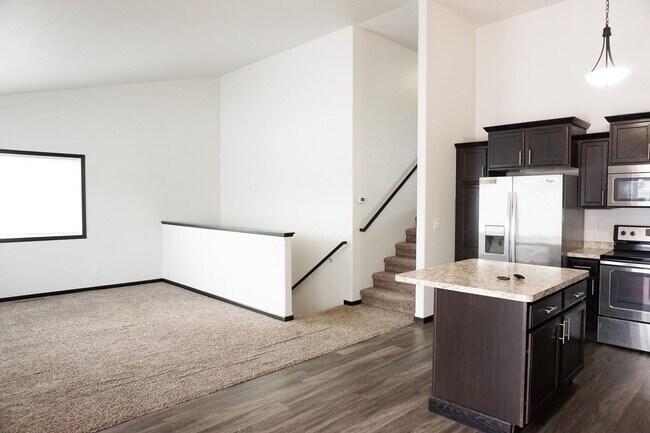 Building Photo - 3 Bed 3 Bath Twin Home