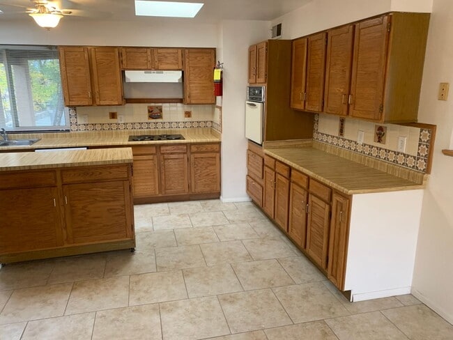 Building Photo - Single Family Home Close to UNM and Knob Hill