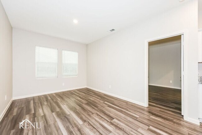 Building Photo - 1752 Escondido Dr