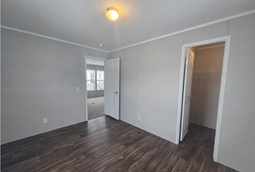 Building Photo - 725 Oak Ln