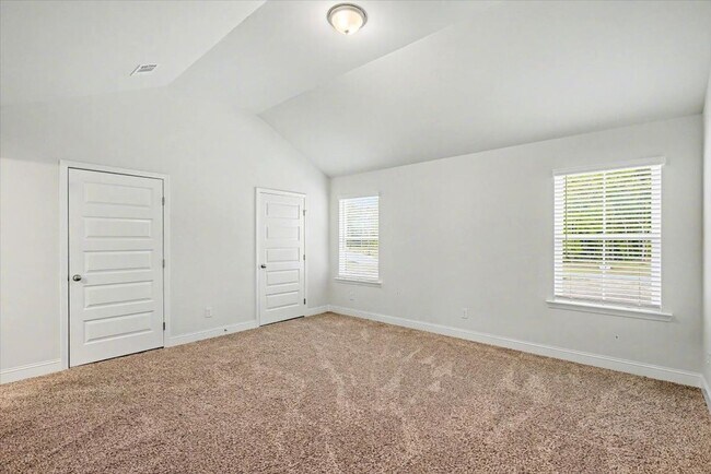 Building Photo - Like New 3 Bed, 2.5 Bath End Unit Townhome in Richmond Hill