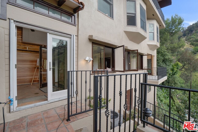 Building Photo - 10160 Cielo Dr