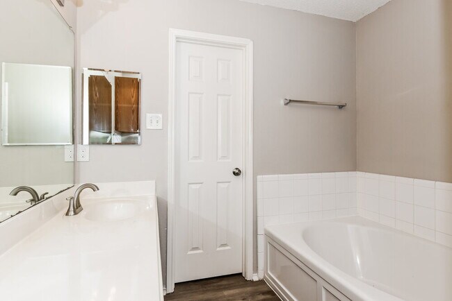 Building Photo - 1034 Hampton Dr