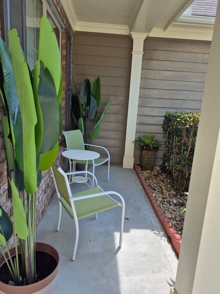 Small seating area patio - 4341 Comfort Trl