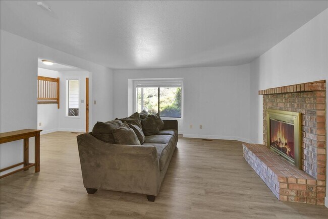 Building Photo - 5Bd/2.5Ba Everett Home