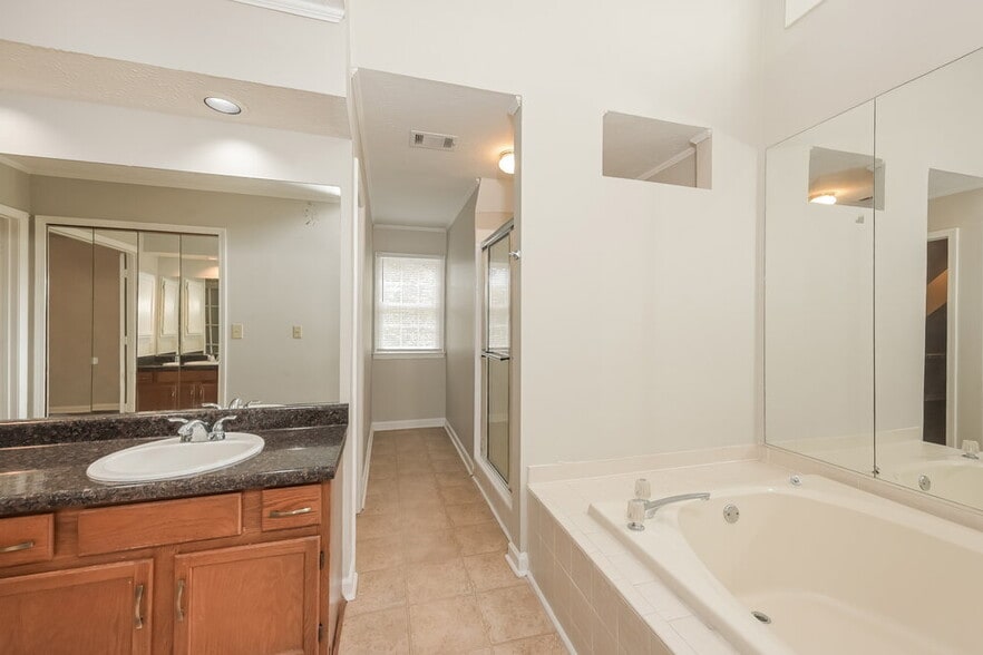 Building Photo - 2481 Meadowglen Trail