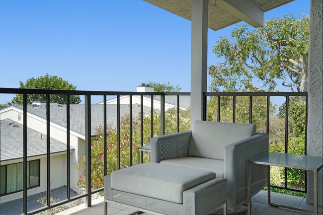 Building Photo - Coastal Bliss Awaits: Luxurious 3-Bed, 3.5...